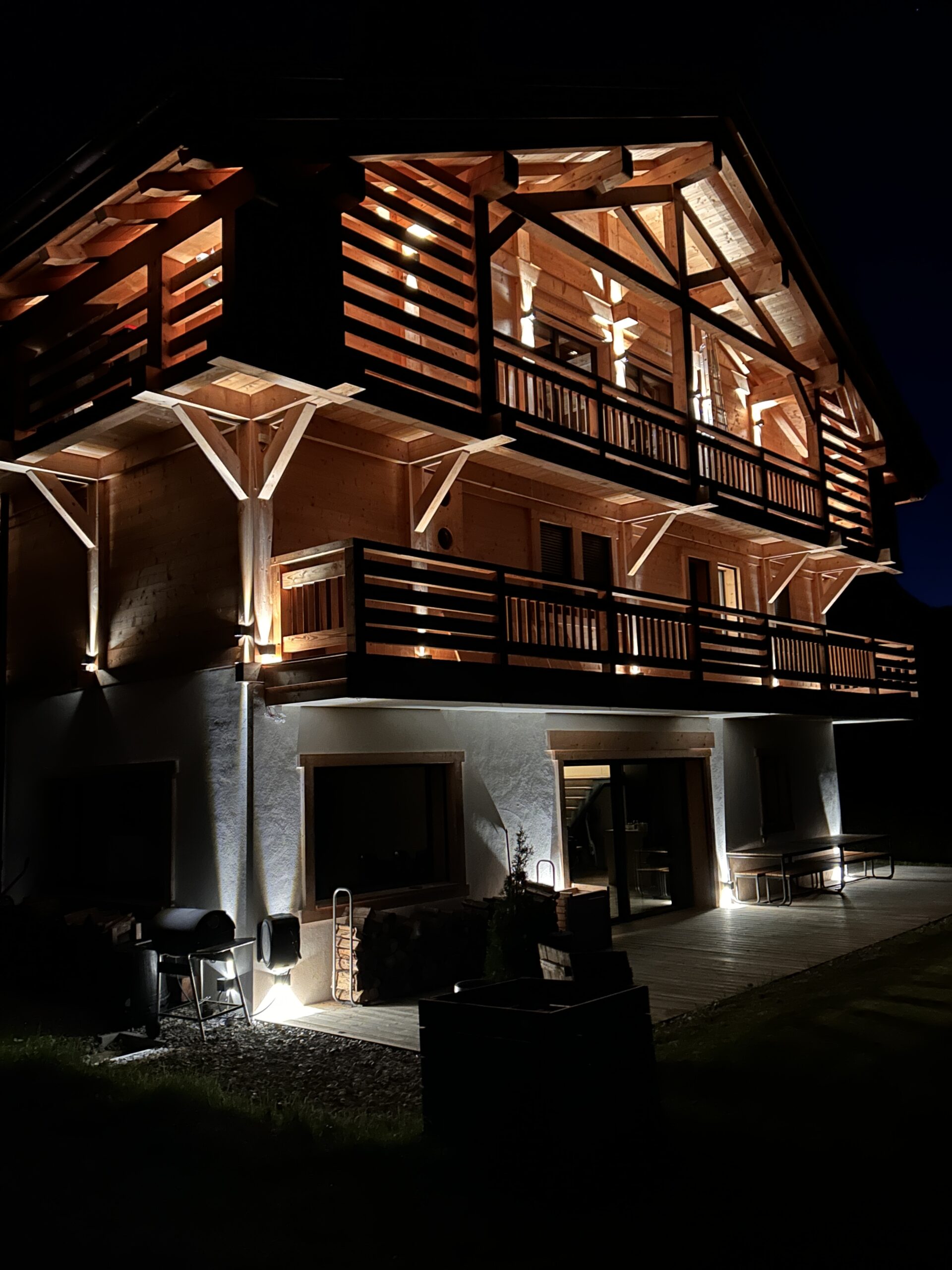 Chalet en bois éclairé la nuit