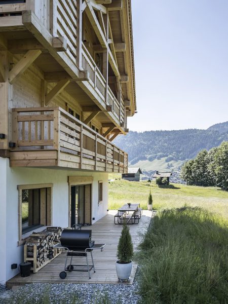 Chalet en bois avec terrasse vue montagne
