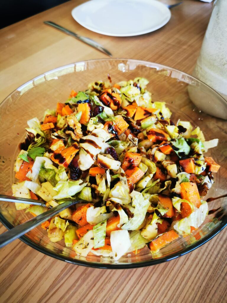 Salade colorée avec légumes et sauce balsamique