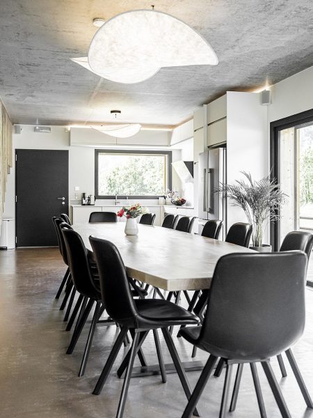 Salle à manger moderne avec grande table en bois