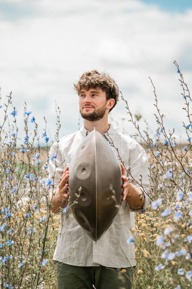 Kylian Poirier jouant du handpan